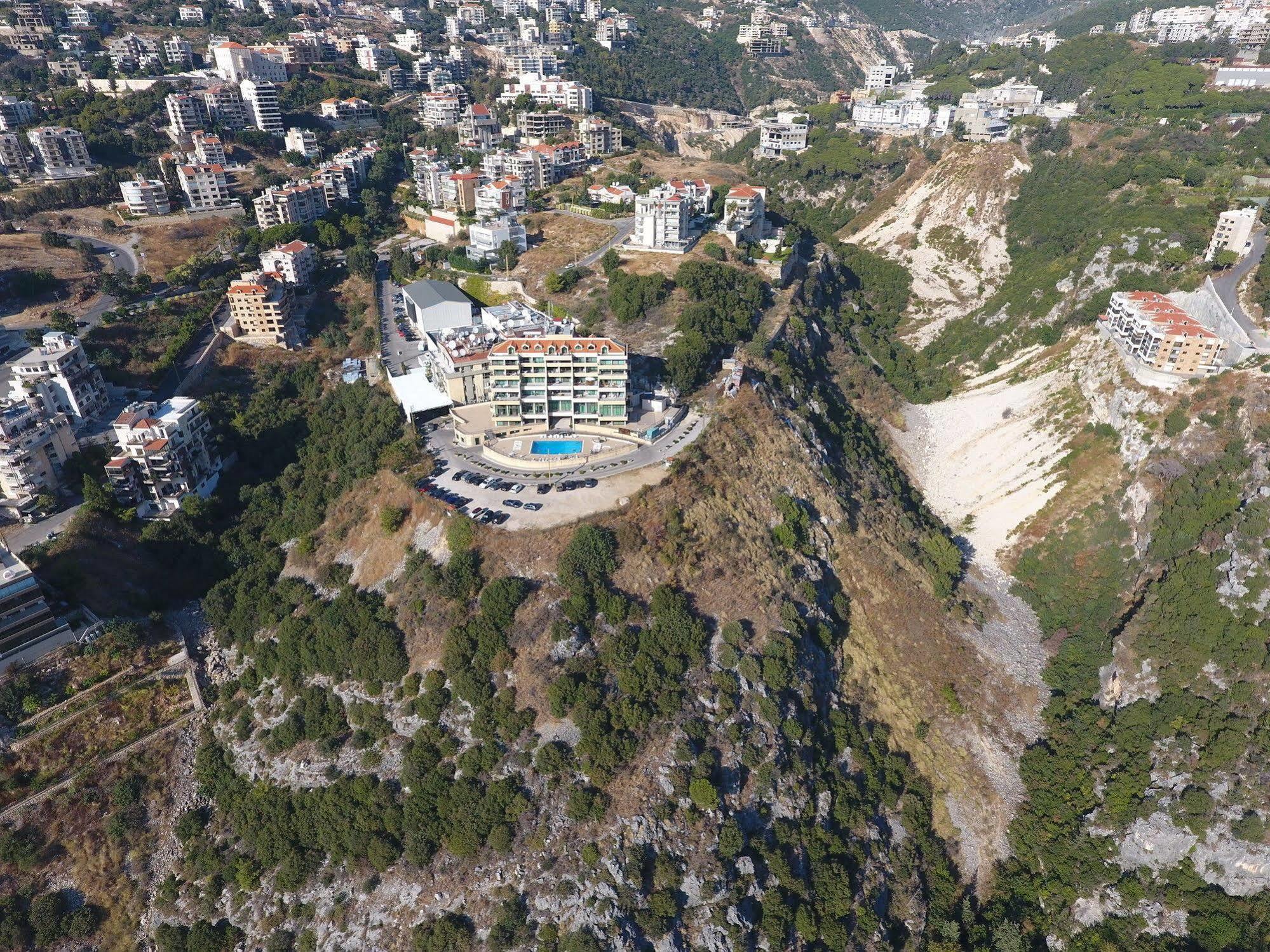 Adma Blue Screen Jounieh Bagian luar foto